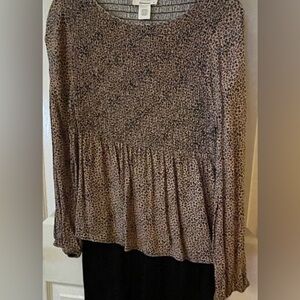 Urban Romantics Tan Leopard Animal Print 
Long Sleeve Top
Junior’s Med
Nice 😊